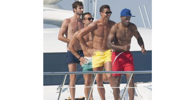 Cristiano se olvida de su ex novia con sus amigos Cristiano baila muy feliz con sus amigos