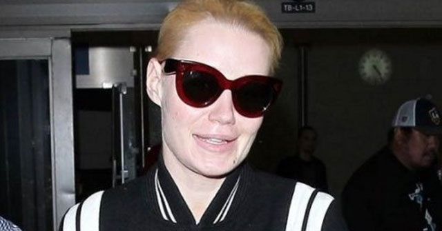 Iggy Azalea en su pose más natural Iggy Azalea sin nada de maquillaje
