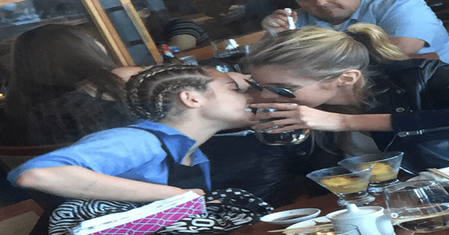 Miley Cyrus y Stella Maxwell acercandose