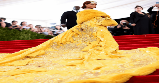 Rihanna luciendo su vestido en la gala Met Rihanna luciendo su vestido en la gala Met