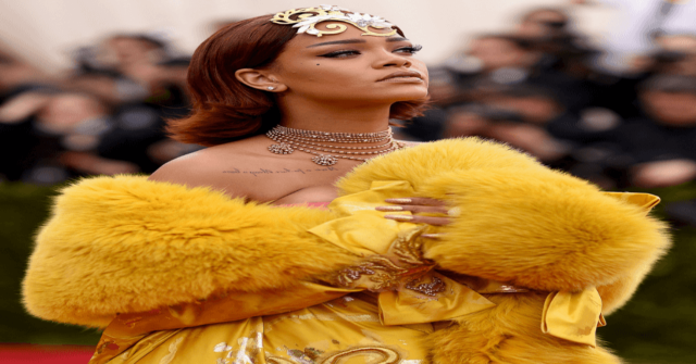 Rihanna y su exagerado vestido en la Gala Met Rihanna y su exagerado vestido en la Gala Met